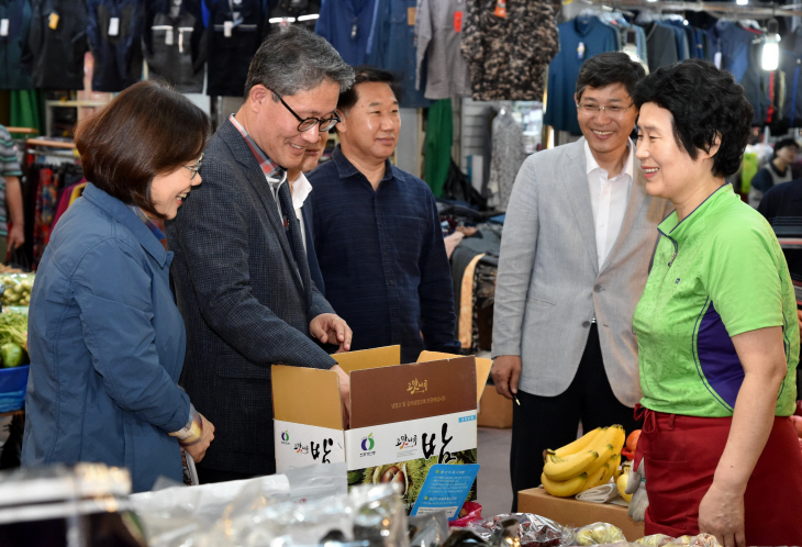 사진1_김재현 산림청장(왼쪽 두번째) 내외 대전중리시장 방문