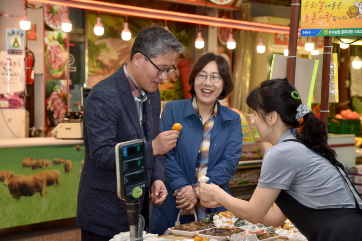 사진2_김재현 산림청장(왼쪽) 내외 대전중리시장 방문