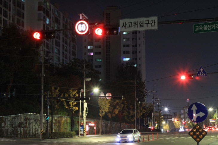 수원시, '태양광 LED 표지판' 설치로 야간 사고 위험