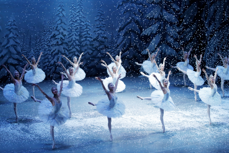 The Nutcracker_1막 눈의 왈츠_ⓒUniversal Ballet (2)